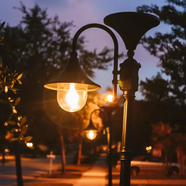 Everest Solar Lamp Post with LED Light Bulb - Image 3