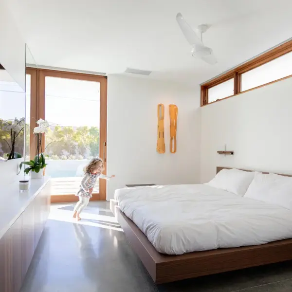 The IC/Air2 DC combines energy-efficient DC motor technology with a sleek 56-inch blade span, ideal for large rooms. Standard mount design offers versatile installation for modern spaces.