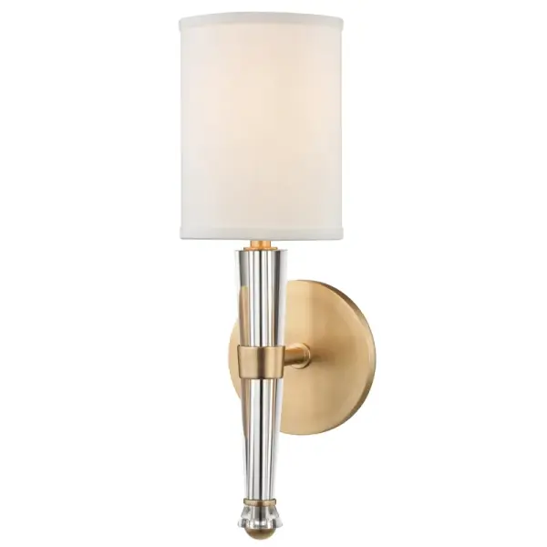The Volta wall sconce combines classic proportions with contemporary simplicity. Its aged brass finish and compact profile make it versatile for both traditional and modern spaces, while the damp rating ensures bathroom suitability.
