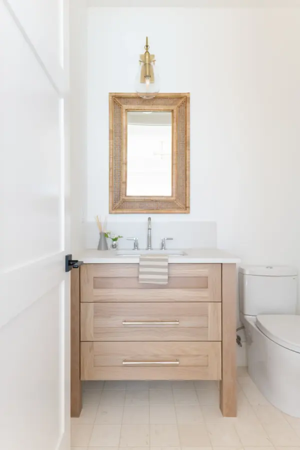 Elegant Minimalist Sconce with Jewelry-Inspired Details - Image 5