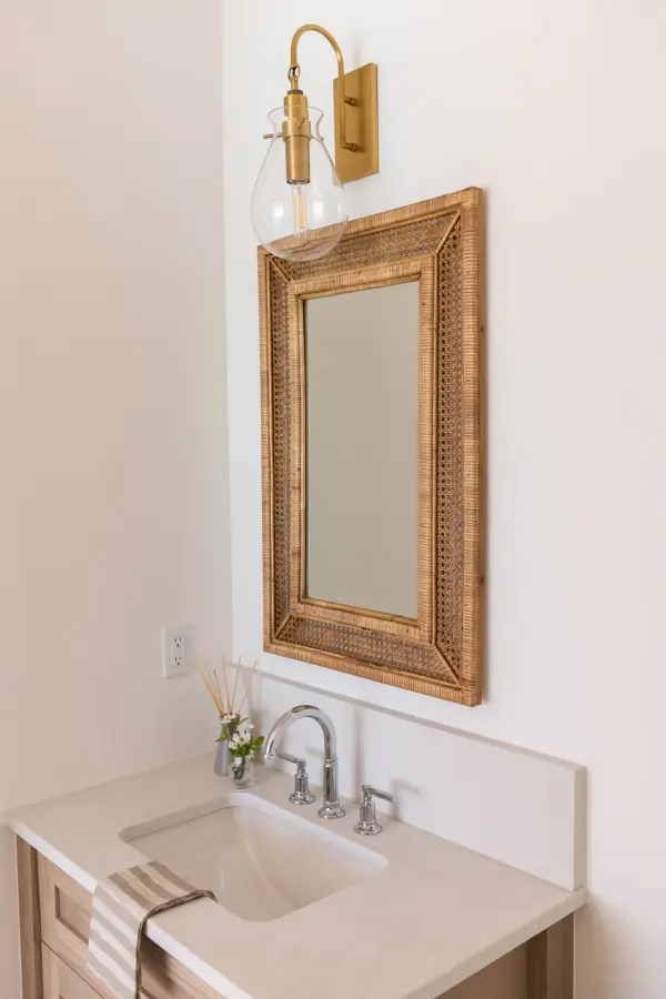 Elegant Minimalist Sconce with Jewelry-Inspired Details - Image 7