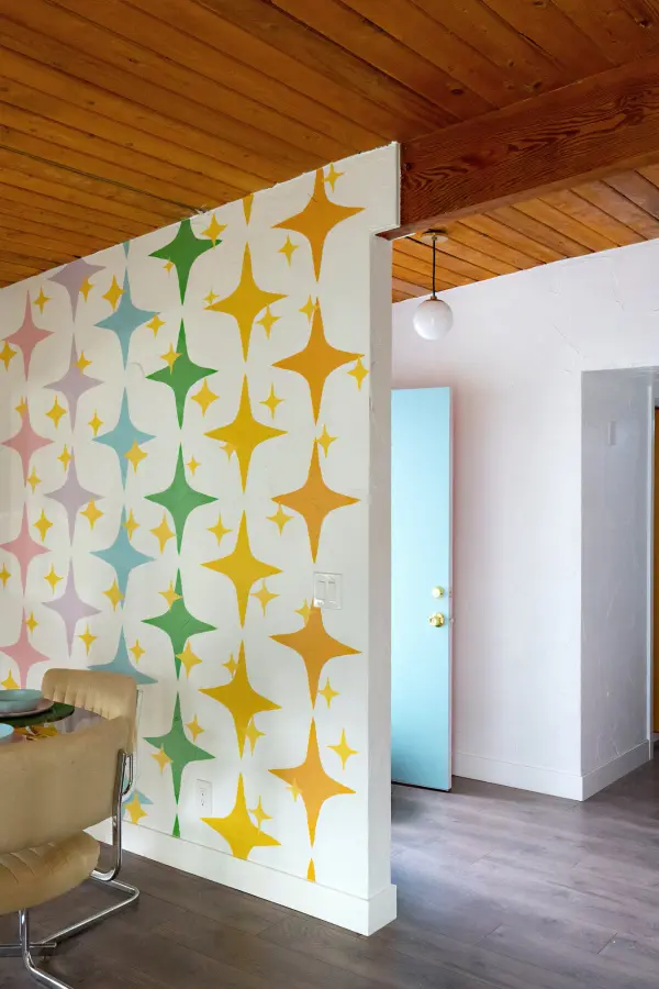 Timeless Mid-Century Globe Design with Universal Appeal - Image 3