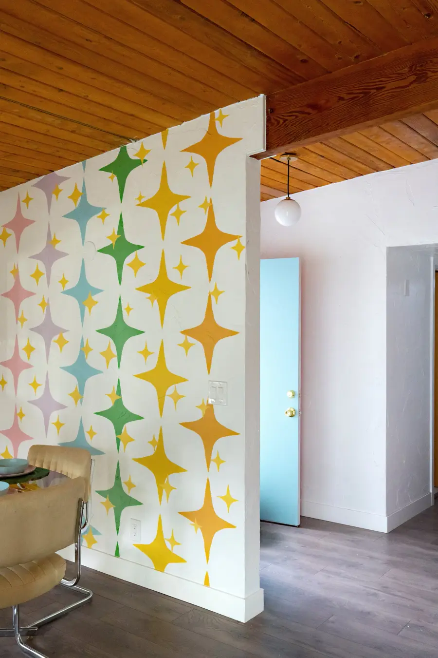 Timeless Mid-Century Globe Design with Universal Appeal - Image 3