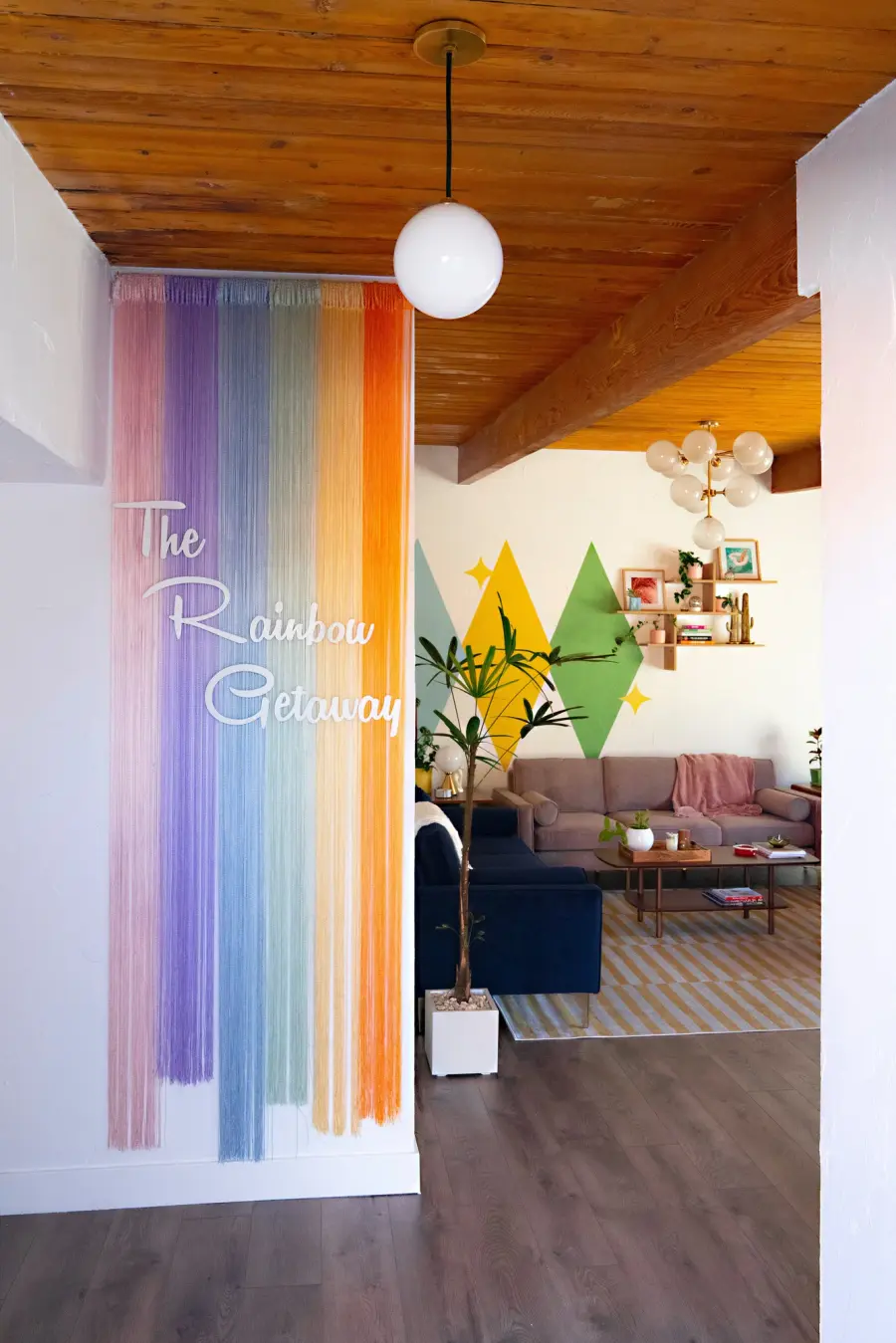 Timeless Mid-Century Globe Design with Universal Appeal - Image 4