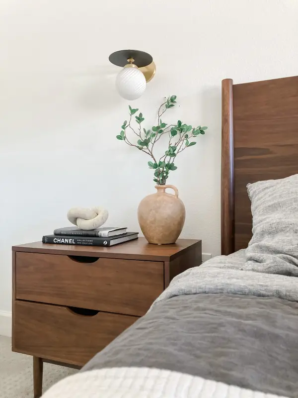 Elegant Two-Tone Wall Sconce with Timeless Appeal - Image 4