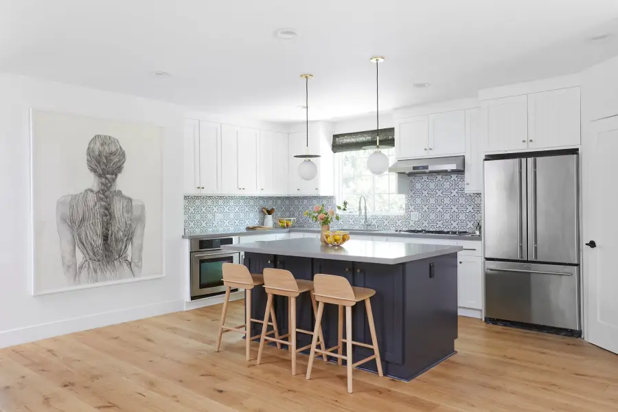 Sophisticated Two-Tone Pendant with Timeless Appeal - Image 4