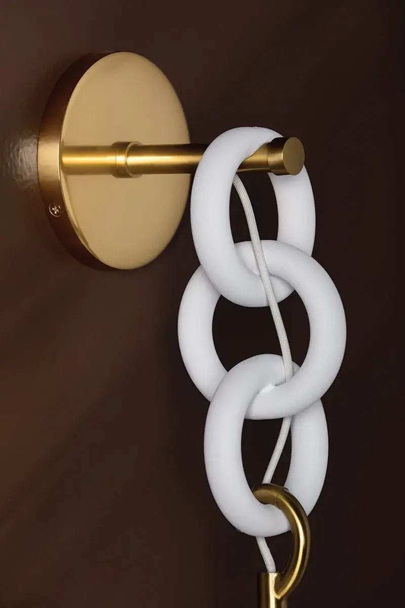 Elegant Handcrafted Design with Floating Shade Detail - Image 3