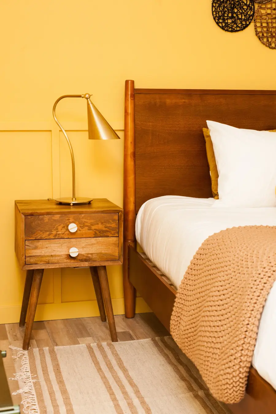 Versatile Task Lamp with Directional Swivel Functionality - Image 3