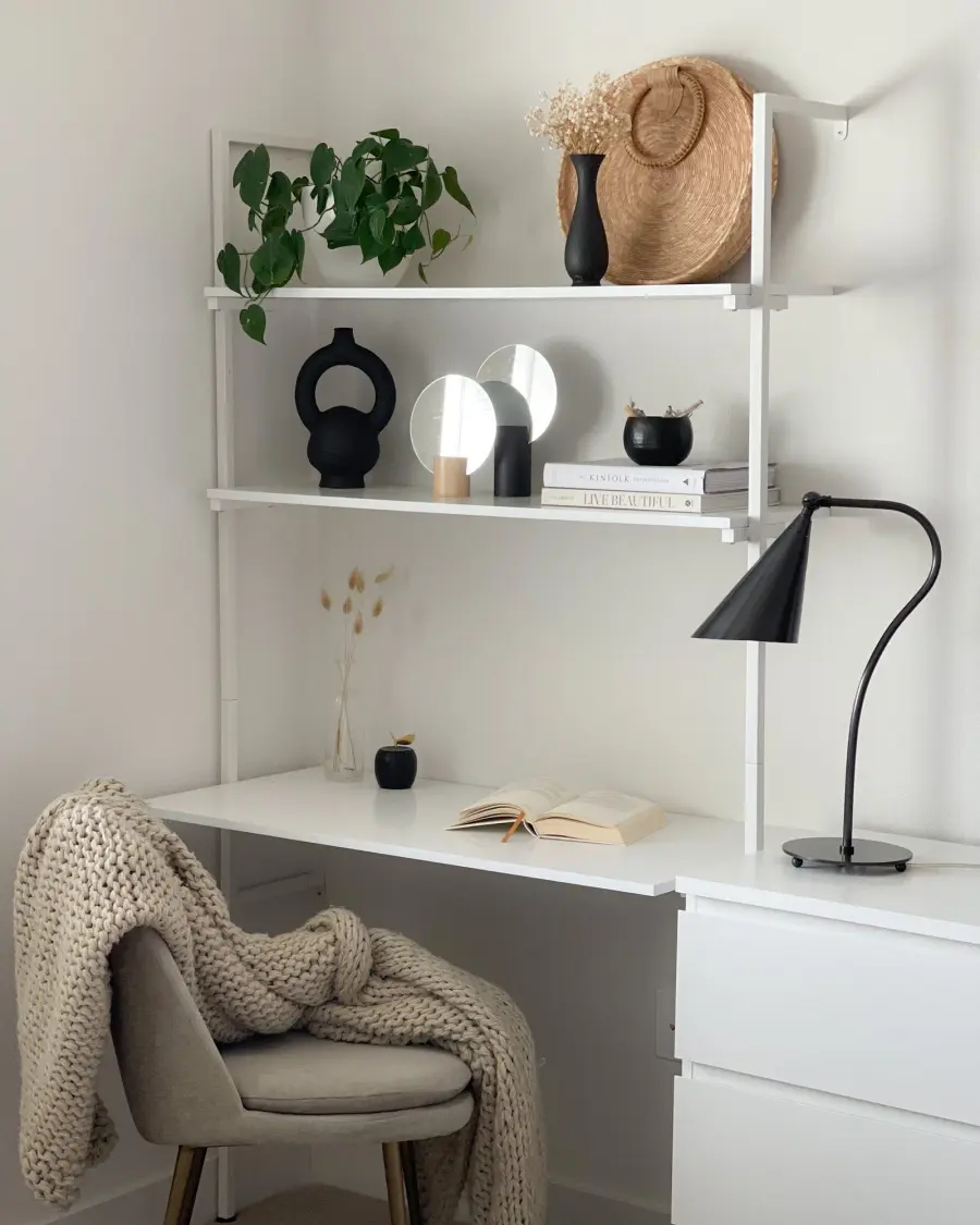 Versatile Task Lamp with Directional Gooseneck Design - Image 3