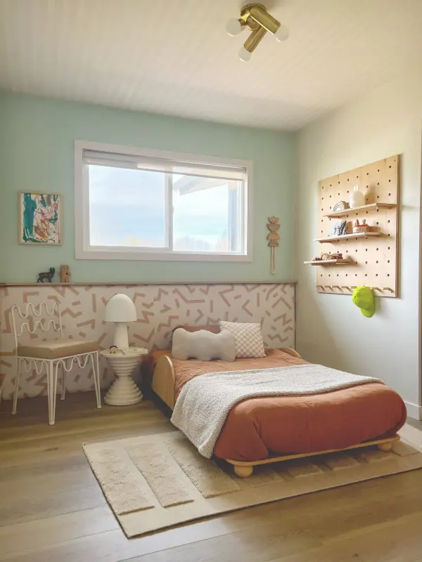 Elegant Contemporary Table Lamp with Soft White Finish - Image 4