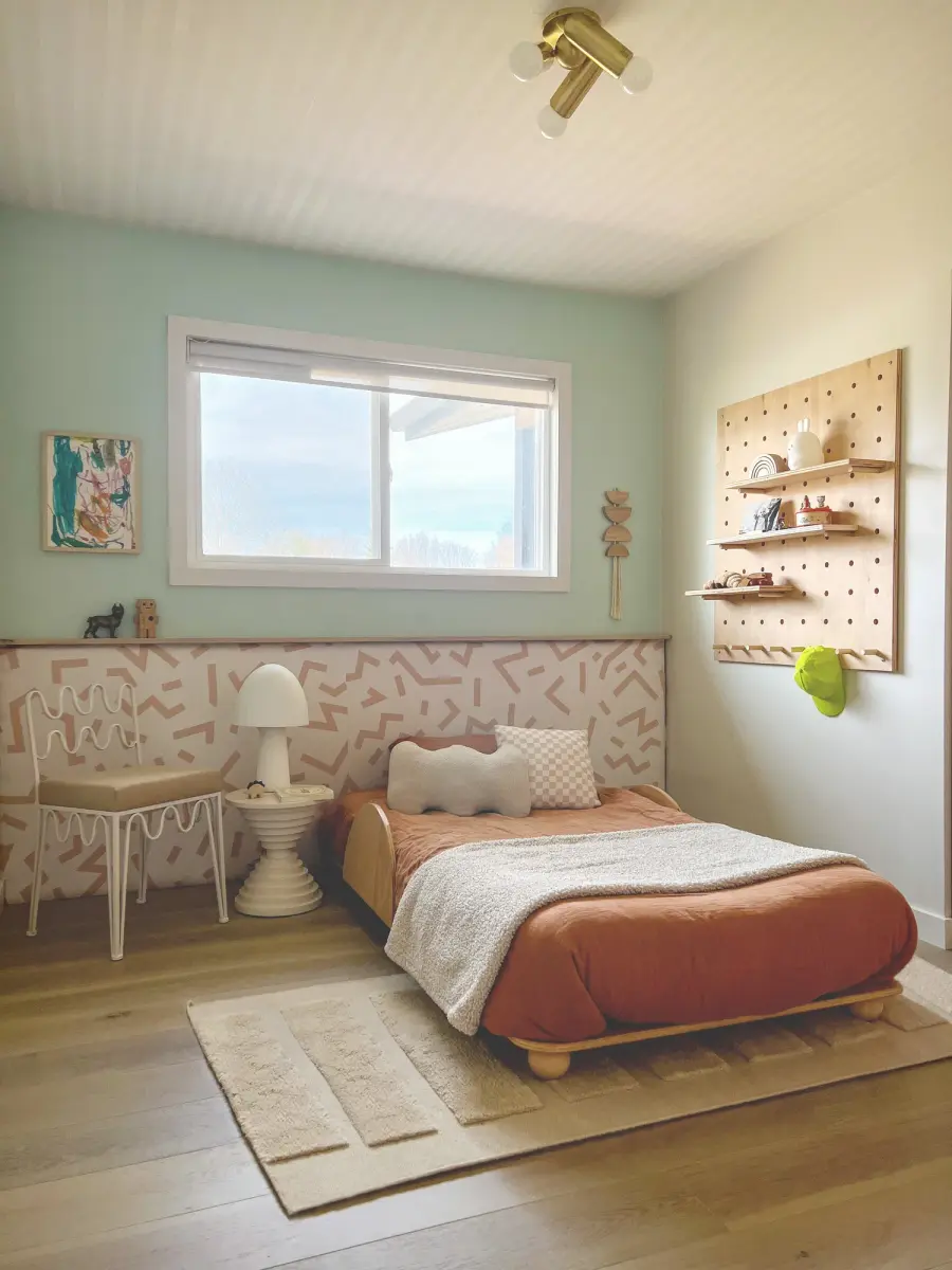 Elegant Contemporary Table Lamp with Soft White Finish - Image 4