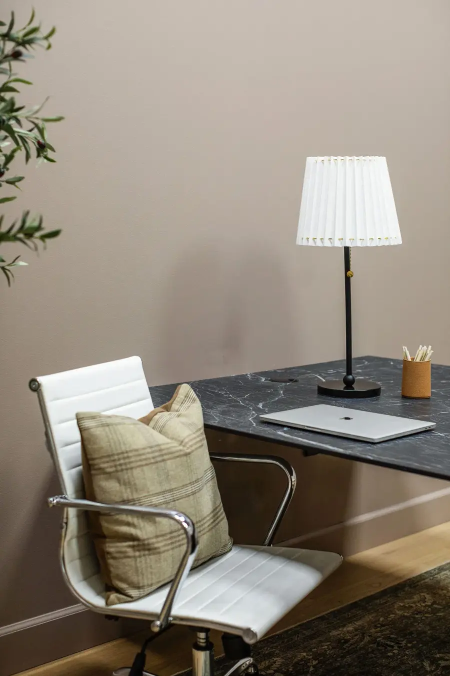 Sleek Contemporary Table Lamp with Minimalist Design - Image 3