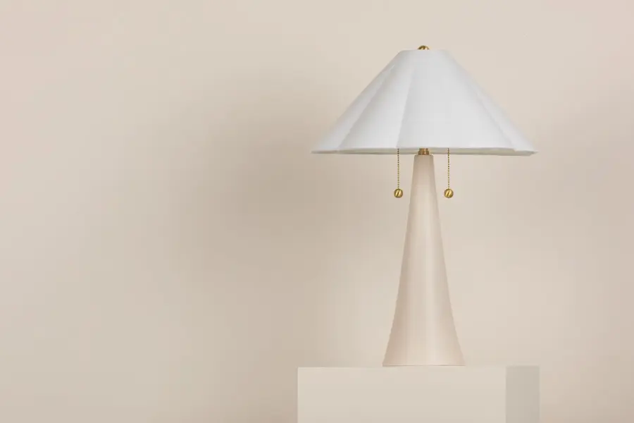 Elegant Scalloped Shade Lamp with Decorative Brass Accents - Image 2