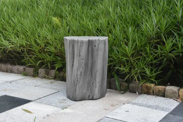 The Warren Seat combines industrial aesthetics with functional design. Cast from high-performance concrete, this compact accent piece works equally well as extra seating, a side table, or sculptural element.