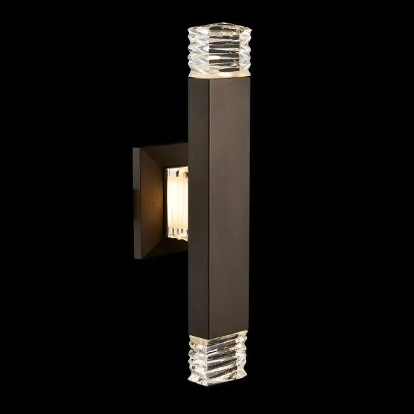 The Tapatta combines durable stainless steel construction with custom-cut Firenze crystal blocks for a refined outdoor lighting solution. Its warm Bronze Fluorocarbon finish and integrated LED technology deliver both style and performance.