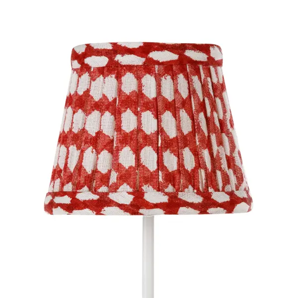 This exclusive collaboration brings together Zafferano's modern cordless lighting with Fermoie's traditional English fabric craftsmanship. Handmade in Wiltshire from 100% sheer linen with cotton lining, featuring a timeless lattice design.