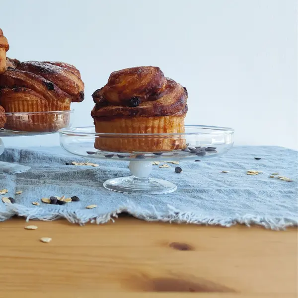 The Bilia Small Serving Stand combines Italian design elegance with practical functionality. Made from lightweight, thermal-shock resistant borosilicate glass with a signature opaque sphere stem. - alternate view