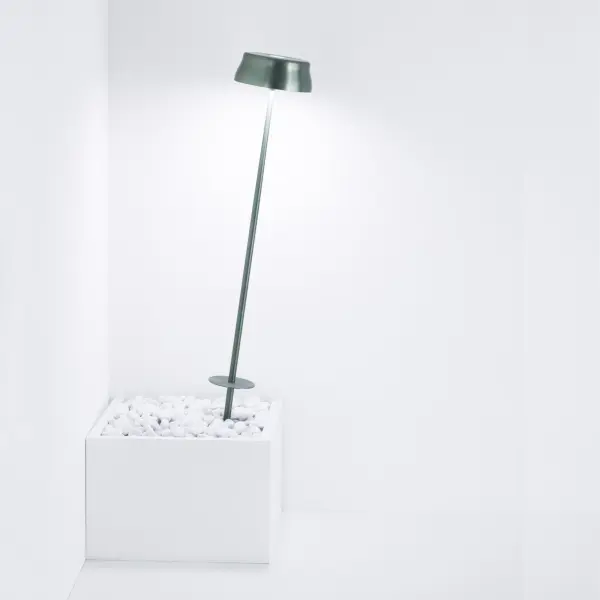 The Sister Light Peg is a portable, rechargeable LED lamp perfect for indoor and outdoor use. With three color temperature settings, four dimming levels, and up to 58 hours of runtime, it offers exceptional flexibility and convenience.