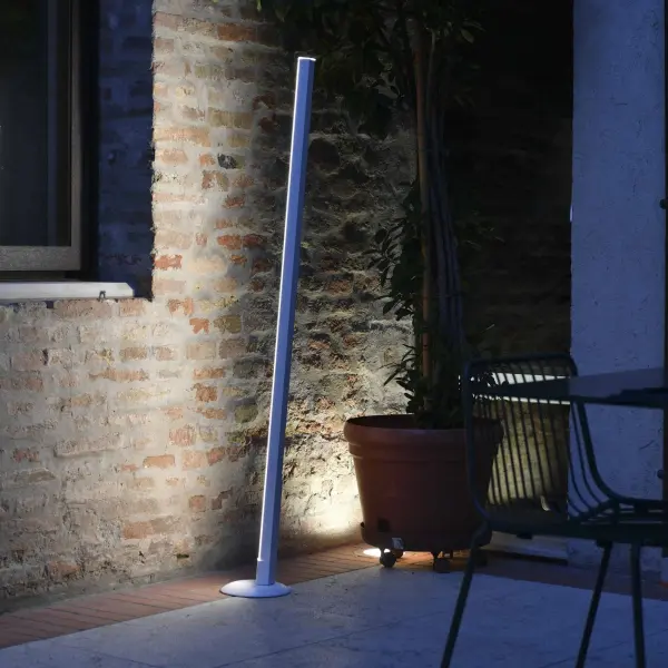 The Pencil Light Module combines portability with professional-grade durability. With IP65 weatherproofing, adjustable color temperatures, and up to 58 hours of battery life, it's ideal for both residential and hospitality applications. - alternate view
