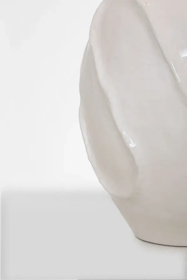 Elegant Sculpted Ceramic Lamp with Coastal-Inspired Crackle Finish - Image 4