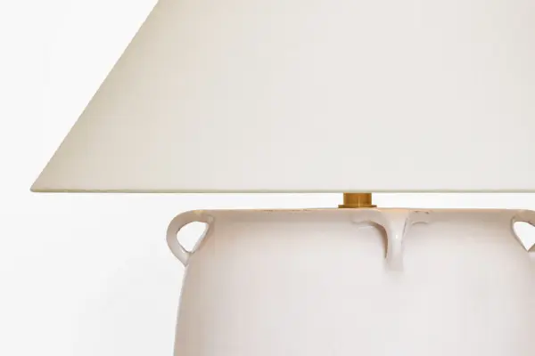 Elegant Crackle-Glazed Table Lamp with Coastal Sophistication - Image 3