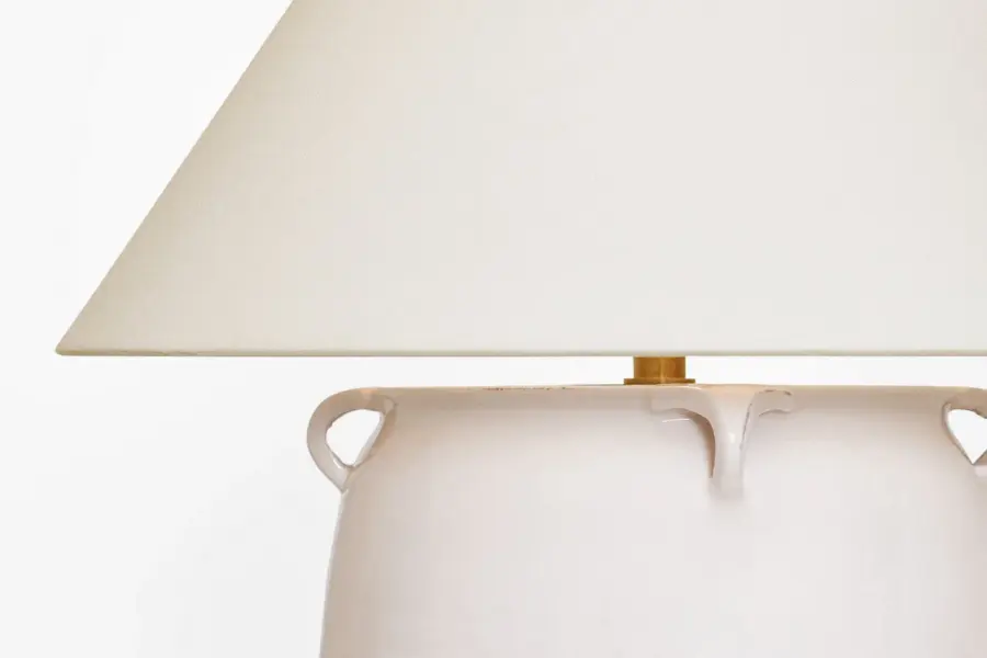 Elegant Crackle-Glazed Table Lamp with Coastal Sophistication - Image 3