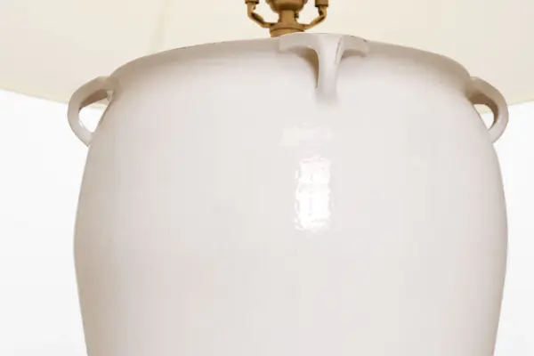 Elegant Crackle-Glazed Table Lamp with Coastal Sophistication - Image 4