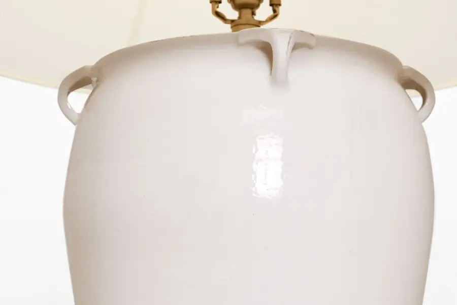 Elegant Crackle-Glazed Table Lamp with Coastal Sophistication - Image 4