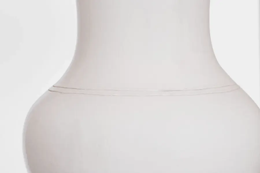 Elegant Crackle-Finish Table Lamp with Coastal Sophistication - Image 4