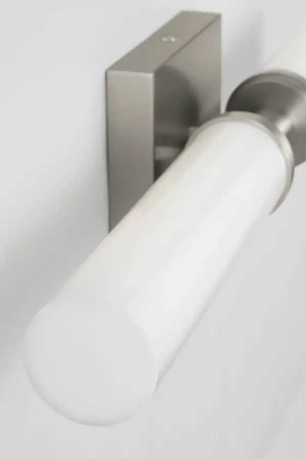 Versatile LED Vanity Light with Dual Orientation & Even Illumination - Image 4