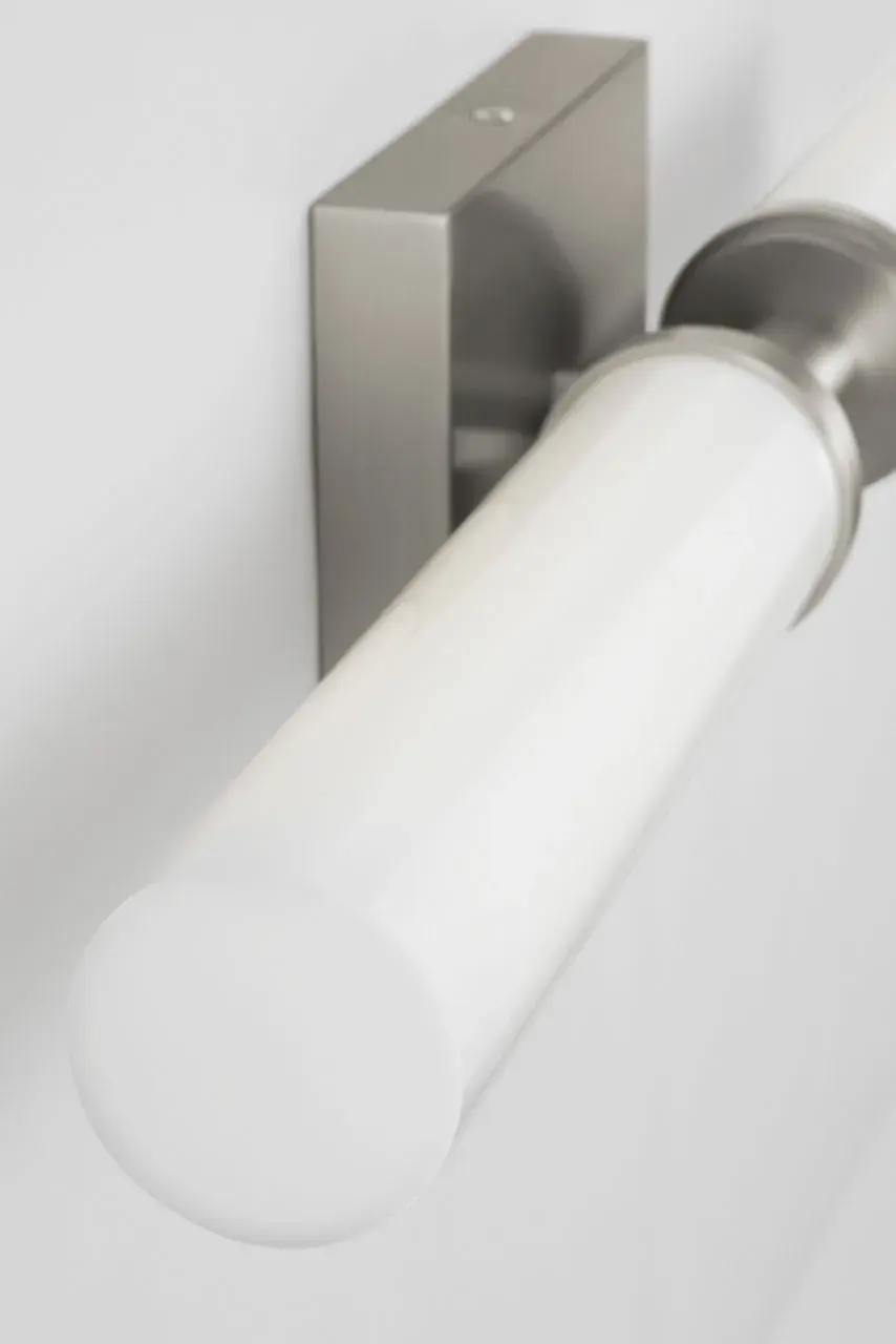 Versatile LED Vanity Light with Dual Orientation & Even Illumination - Image 4