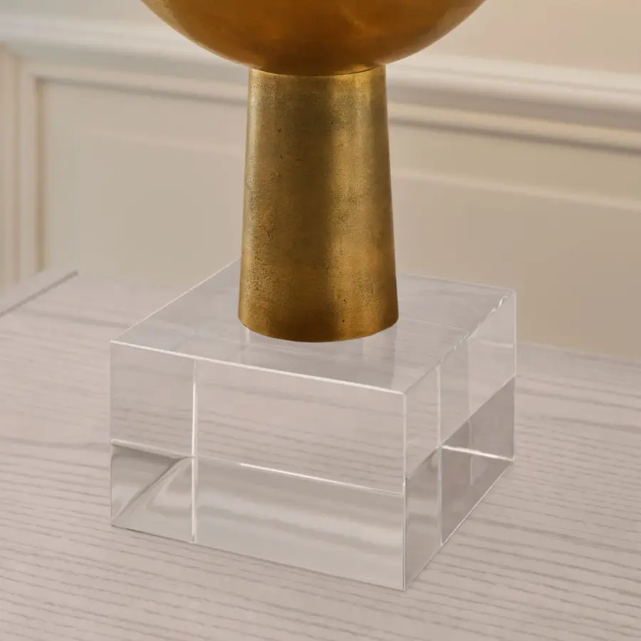 Elegant Brass Table Lamp with Timeless Transitional Design - Image 6