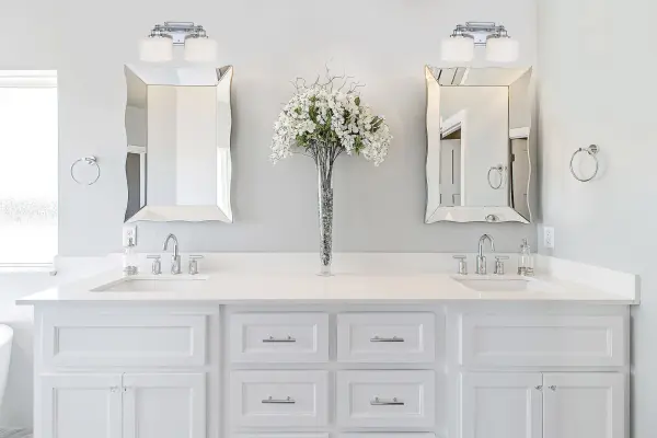Sleek Chrome Vanity Light with Understated Contemporary Elegance - Image 3