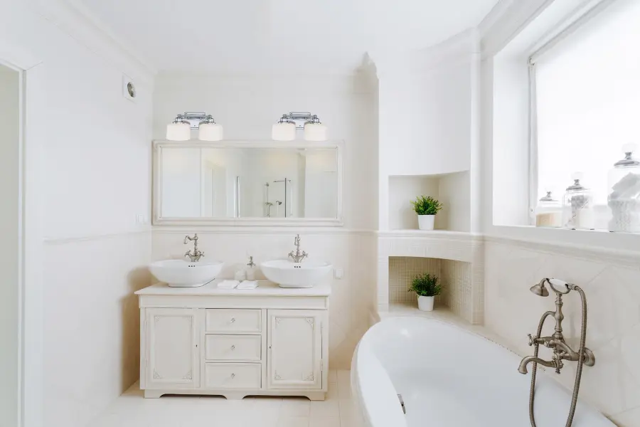 Sleek Chrome Vanity Light with Understated Contemporary Elegance - Image 5