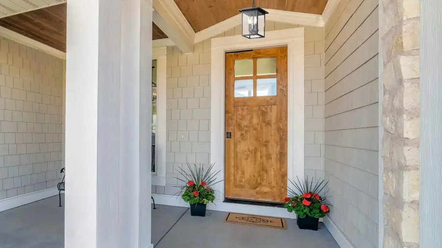 Versatile Outdoor Pendant with Classic Appeal and Clear Glass Panels - Image 12