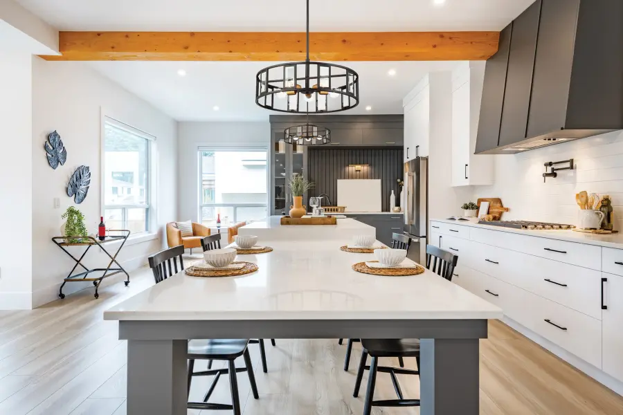 Elegant Traditional Pendant with Timeless Beveled Glass Detail - Image 6