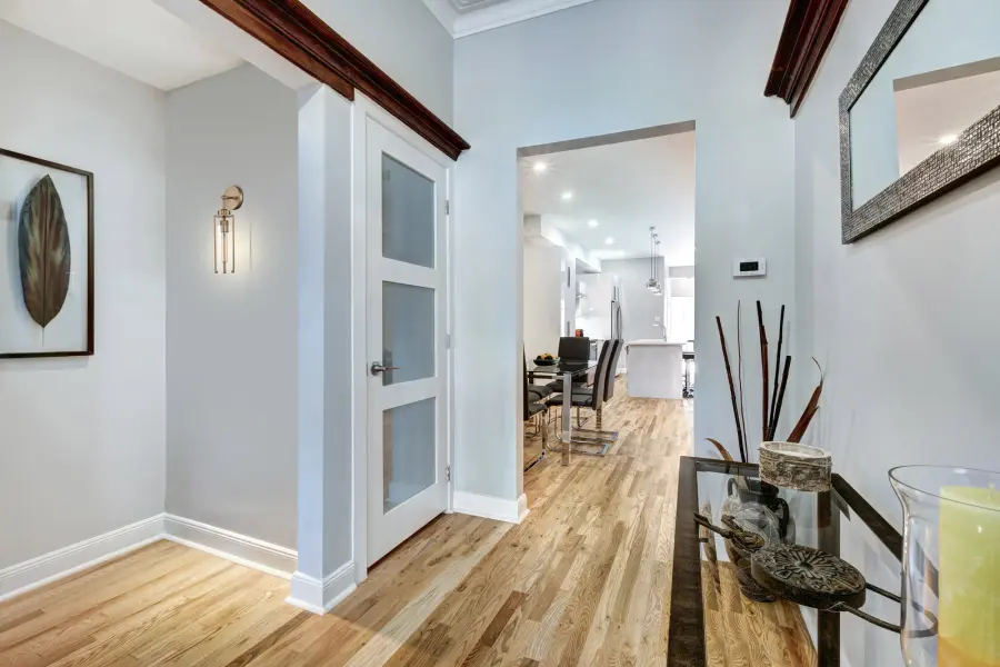 Sleek Minimalist Wall Sconce Perfect for Modern Bathrooms - Image 6