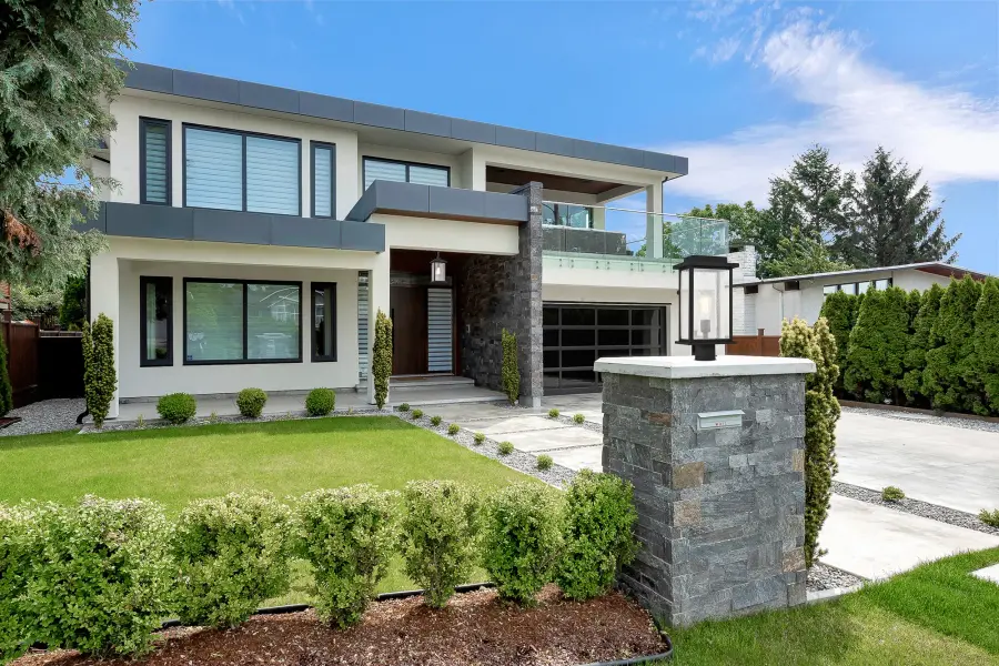 Sullivan 17" Outdoor Post Light in Matte Black - Image 10