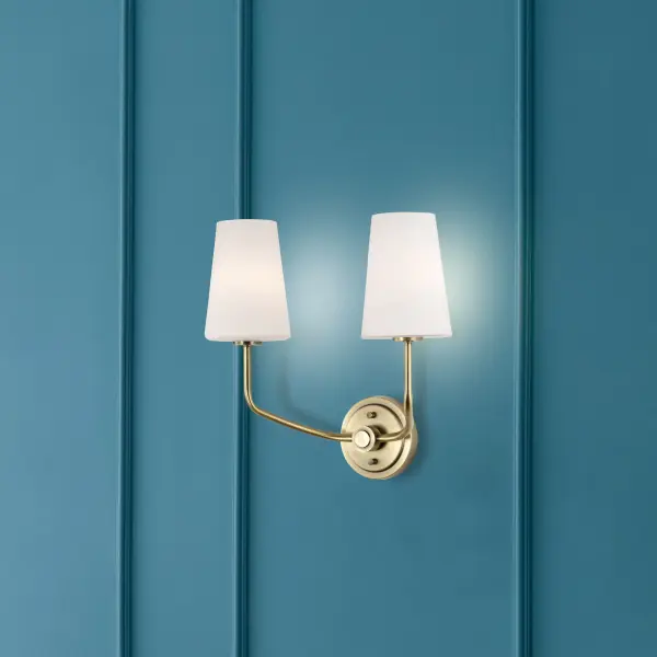 Elegant Traditional Sconce with Timeless Brass Finish - Image 14