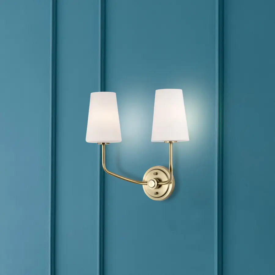 Elegant Traditional Sconce with Timeless Brass Finish - Image 14