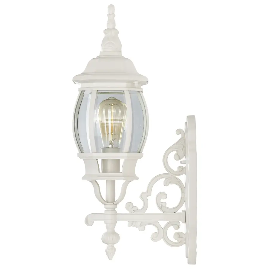 Elegant Traditional Outdoor Lighting with Timeless Appeal - Image 4