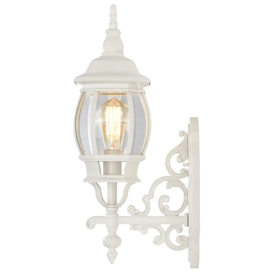 Elegant Traditional Outdoor Lighting with Timeless Appeal - Image 5