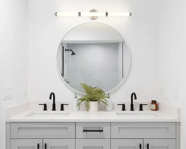 Modern LED Vanity Light with Soft, Diffused Illumination - Image 9