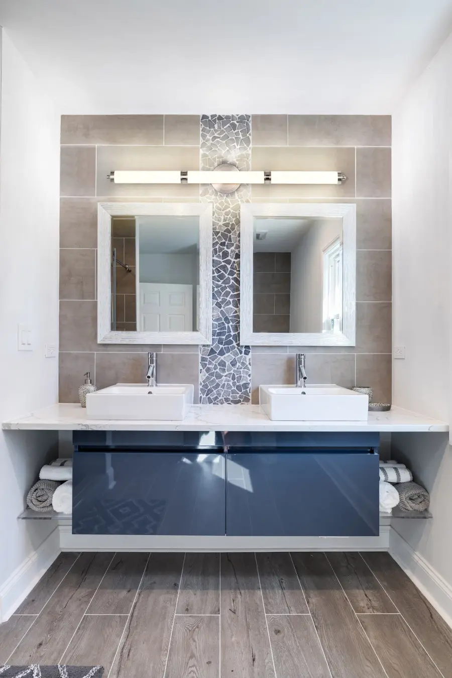 Modern LED Vanity Light with Soft, Diffused Illumination - Image 10