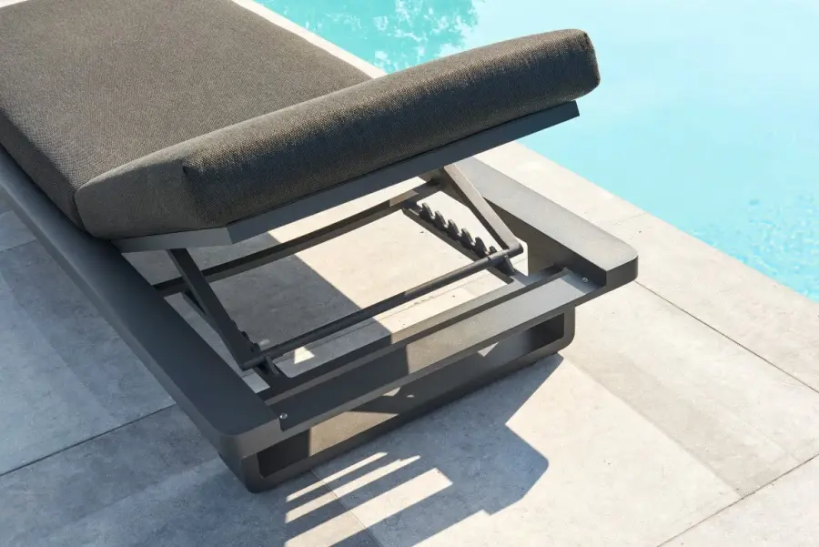 Fitz Roy Aluminum Lounger - Image 4