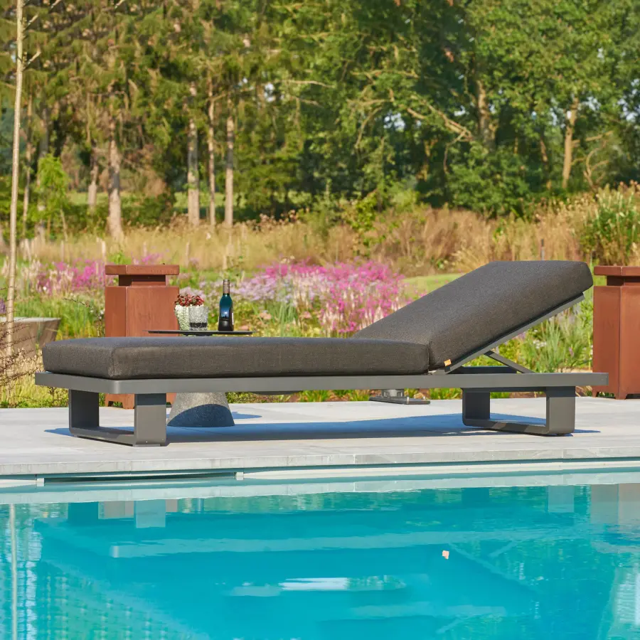 Fitz Roy Aluminum Lounger - Image 5