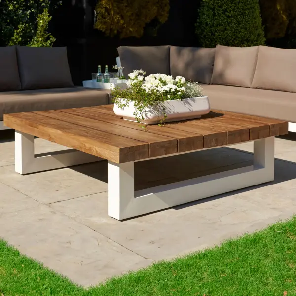 The Nevada coffee table combines powder-coated aluminum with SVLK-certified Indonesian teak for a striking industrial aesthetic. Built for durability with full-circumference welds and integrated levelers.