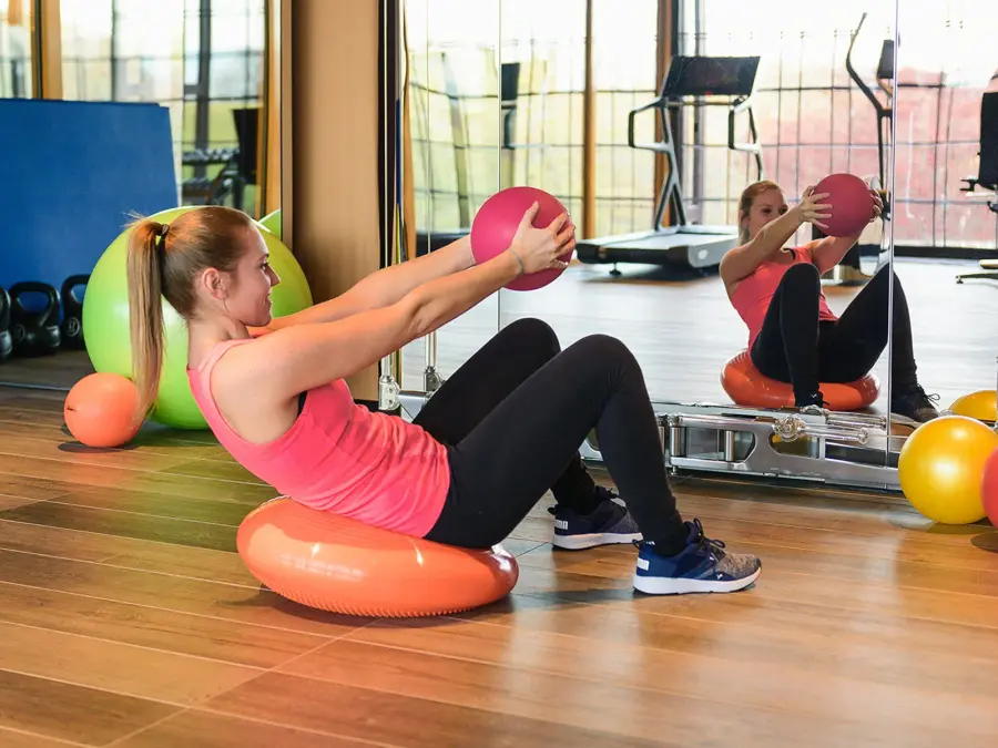 Gymnic Heavymed Water-Filled Medicine Ball - Image 3