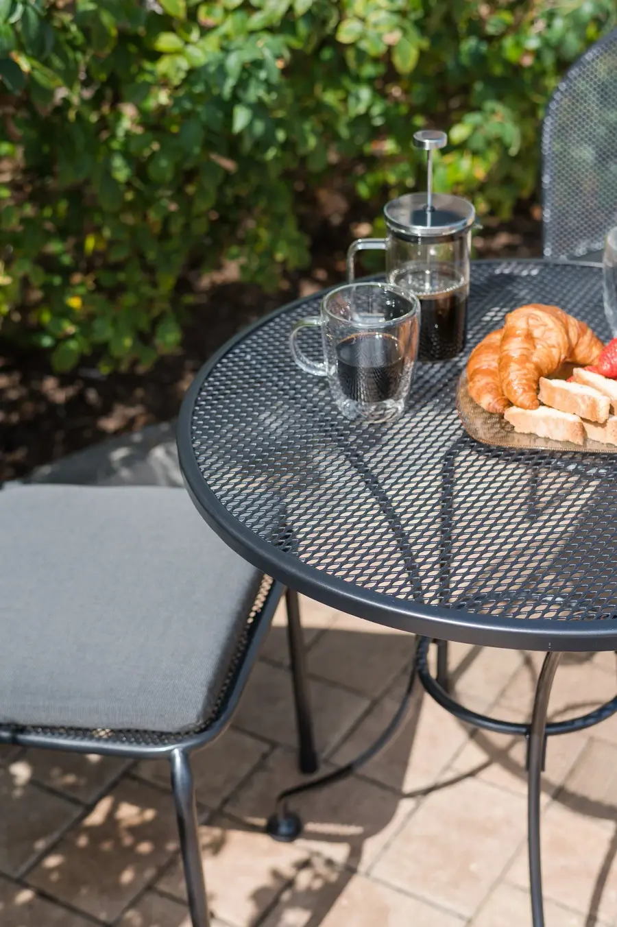24-Inch Round Mesh Top Patio Table - Image 4