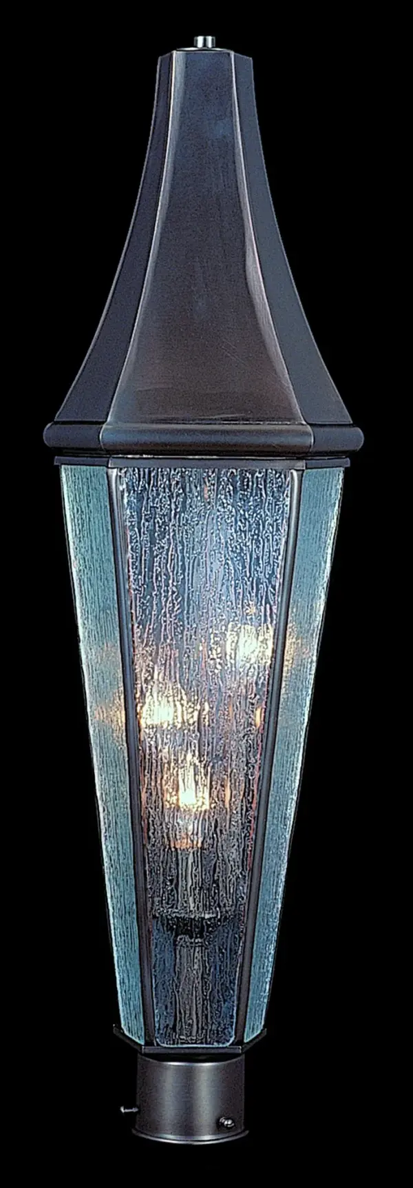The Le Havre post mount brings Old World charm to outdoor spaces with its traditional lantern silhouette and warm Siena Bronze finish. Three candelabra lights provide ample illumination while clear glass panels showcase the fixture's elegant interior.